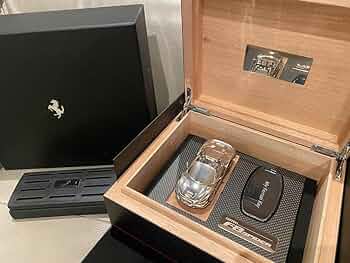 フェラーリ F8スパイダー　キーボックス Ferrari F8 Spider Key Presentation Box with 1/43 Mini Car